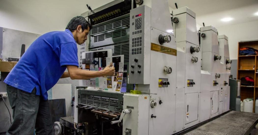 Foto de un comerciante en su negocio de impresión digital en Bogotá.