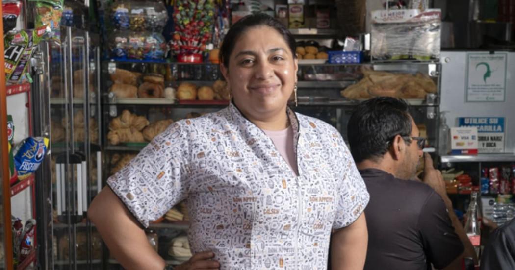 Foto de una mejer tendera en su negocio en Bogotá.