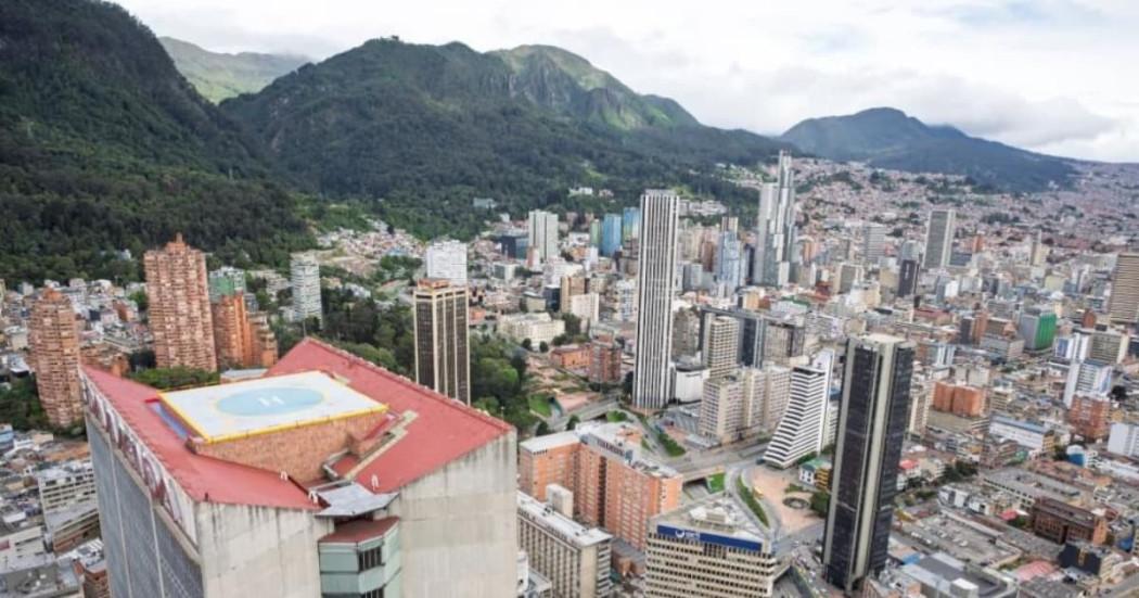 Imagen panorámica de Bogotá en la que se aprecia un día opaco.