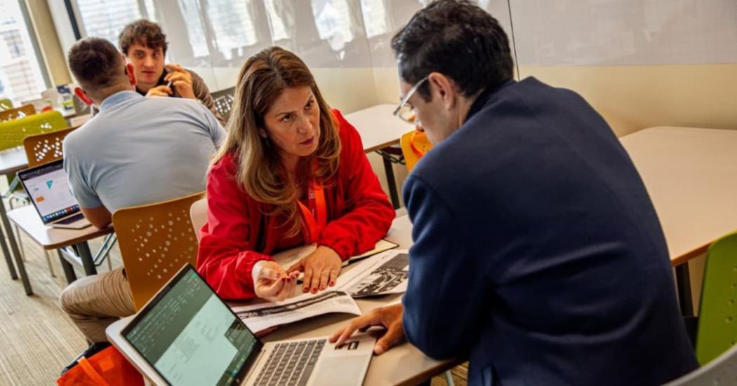 Foto de comerciantes y empresarios en encuentros de fortalecimiento en Bogotá.