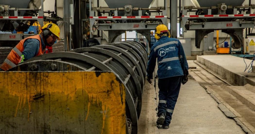 Foto de obreros y trabajadores en obras de la Línea 1 del Metro de Bogotá.