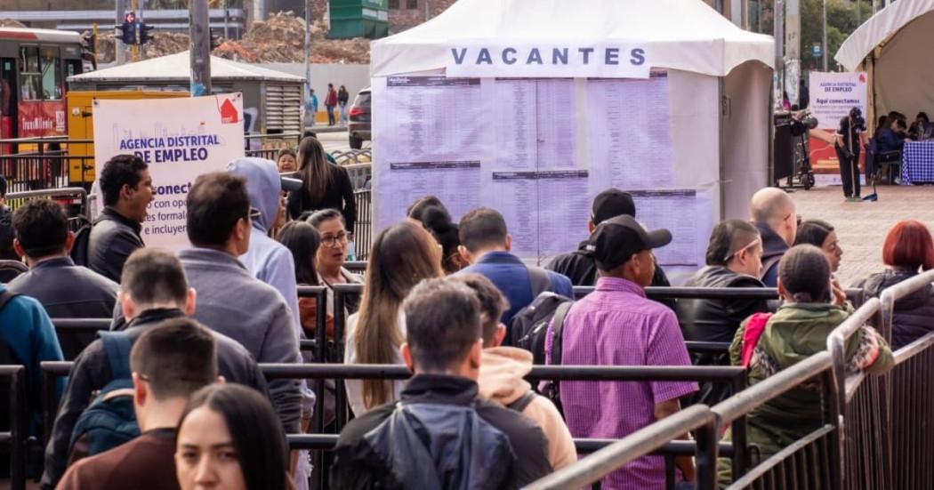 Foto de bogotanos y bogotanas accediendo a servicios de la Agencia Distrital de Empleo en Bogotá.
