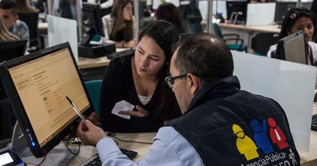 Foto de una bogotana accediendo a servios de la Agencia de Empleo del SENA.