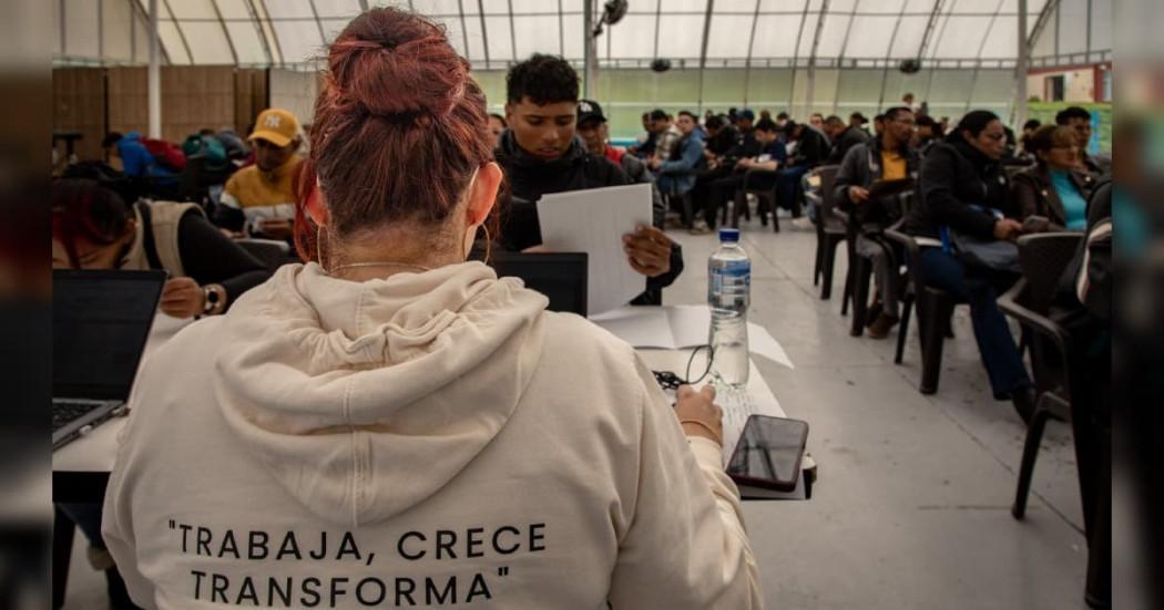 Foto de bogotanos y bogotanas accediendo a servicios de la Agencia Distrital de Empleo de Bogotá.