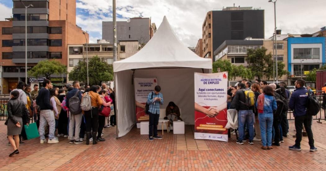 Foto de bogotanos y bogotanas accediendo a servicios de la Unidad Móvil de la Agencia Distrital de Empleo.