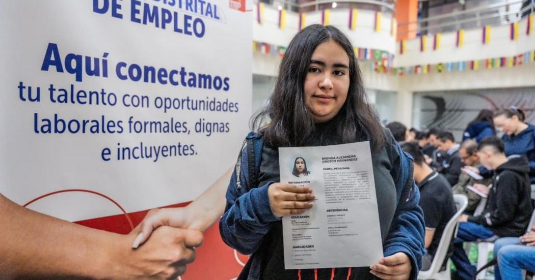 Foto de una mujer en una de las ferias de la Agencia Distrital de Empleo en Bogotá.