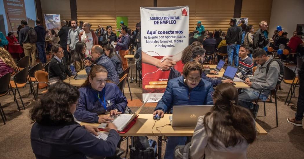 Foto de bogotanos y bogotanas accediendo a servicios de la Agencia Distrital de Empleo.