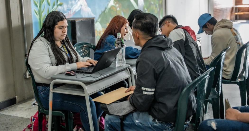 Foto de bogotanos y bogotanas accediendo a servicios de la Agencia Distrital de Empleo.