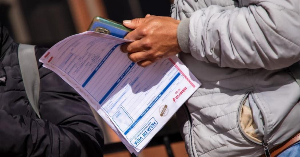 Foto de un bogotano con su hoja de vida accediendo a servicios de la Agencia Distrital de Empleo de Bogotá.