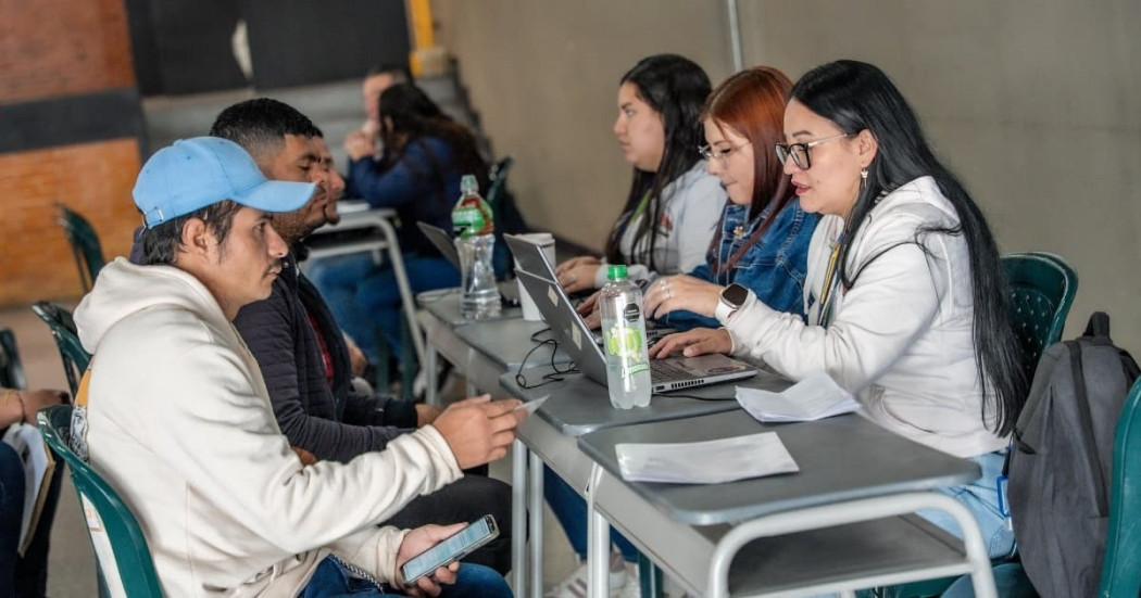 Foto de bogotanos y bogotanas accediendo a servicios de la Agencia Distrital de Empleo.
