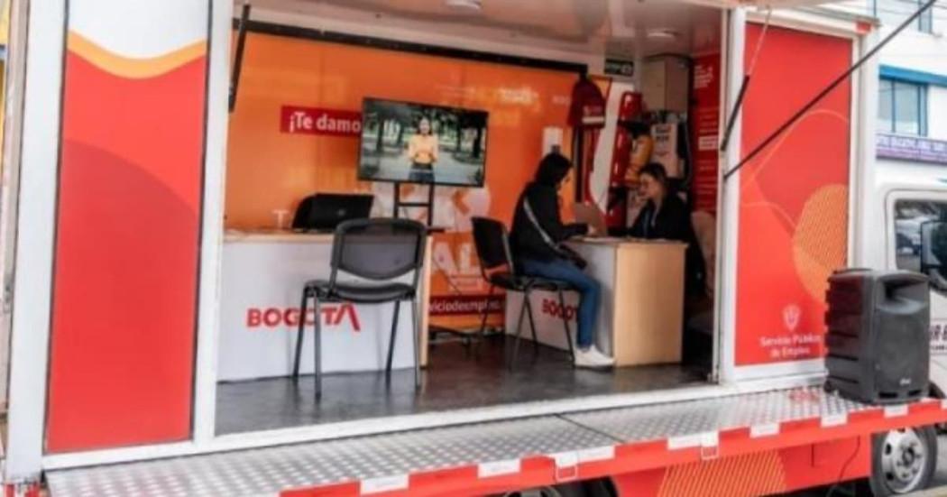 Foto de bogotanos y bogotanas accediendo a servicios de la Unidad Móvil de la Agencia Distrital de Empleo.