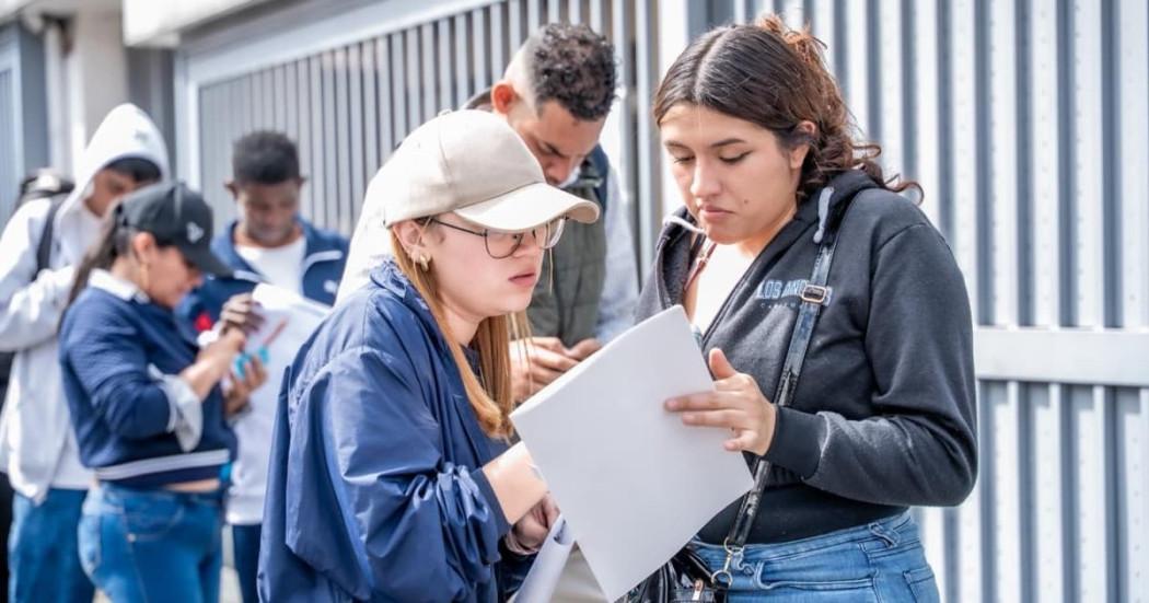 Foto de bogotanos y bogotanas accediendo a servicios de la Agencia Distrital de Empleo.