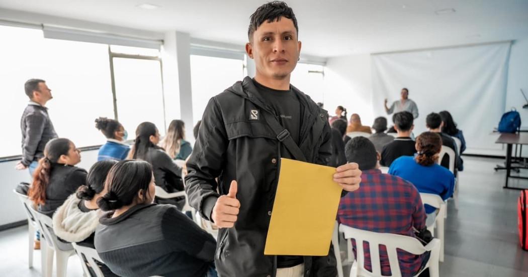 Foto de un bogotano accediendo a una de las ferias de empleo de la Agencia Distrital de Empleo de Bogotá.