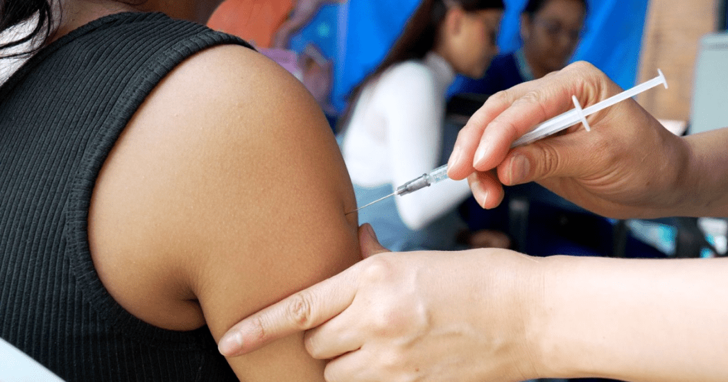 Foto de una enfermera aplicando una vacuna en Bogotá.