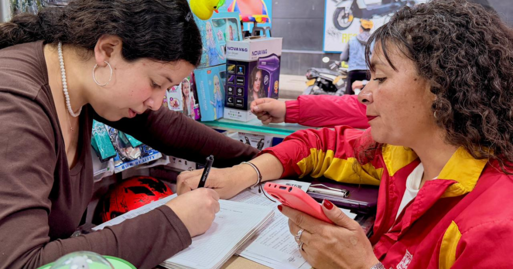 Imagen de una funcionaria con una comerciante