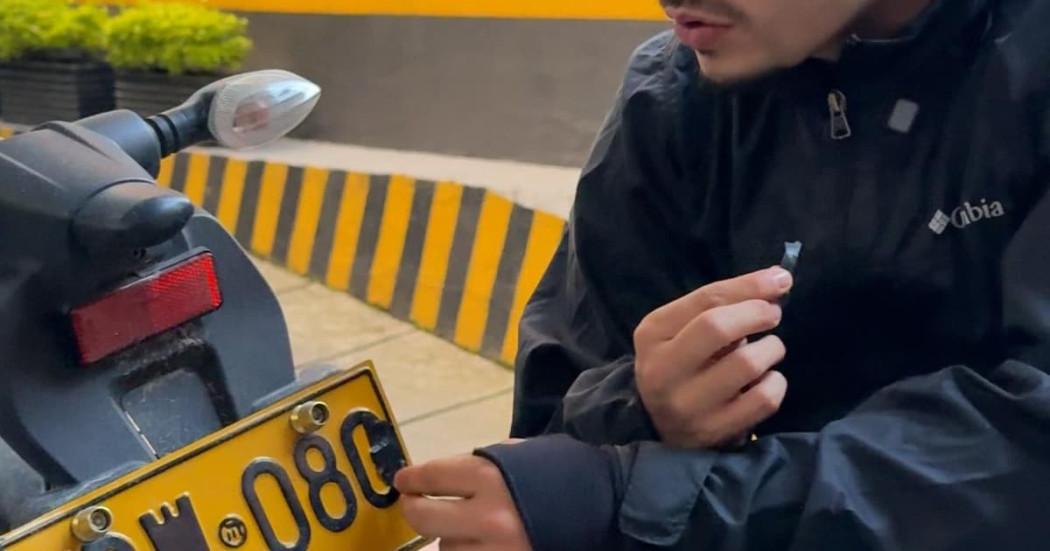 Motocicleta con placa falsa