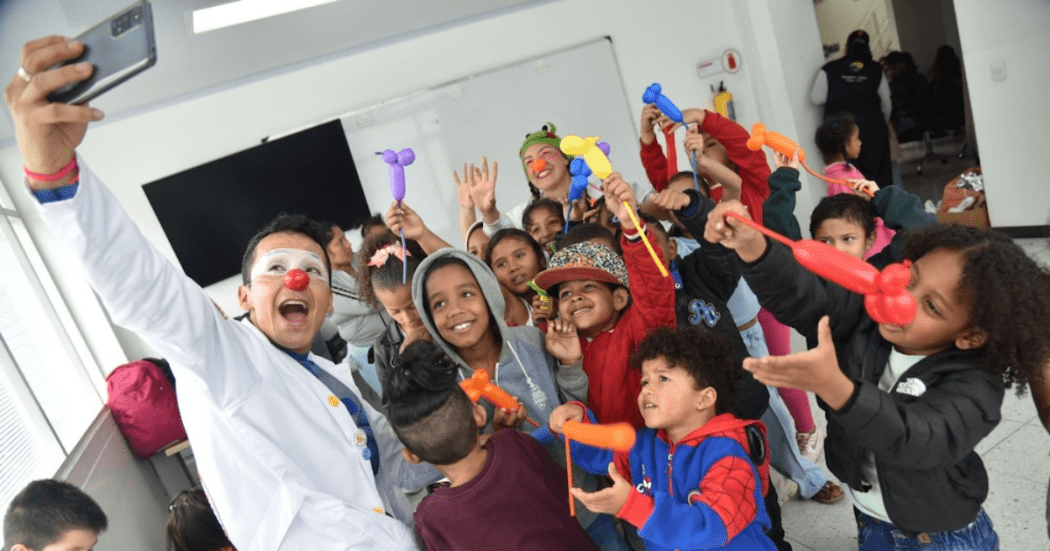 Imagen de niños y niñas tomándose una selfie y sonriendo