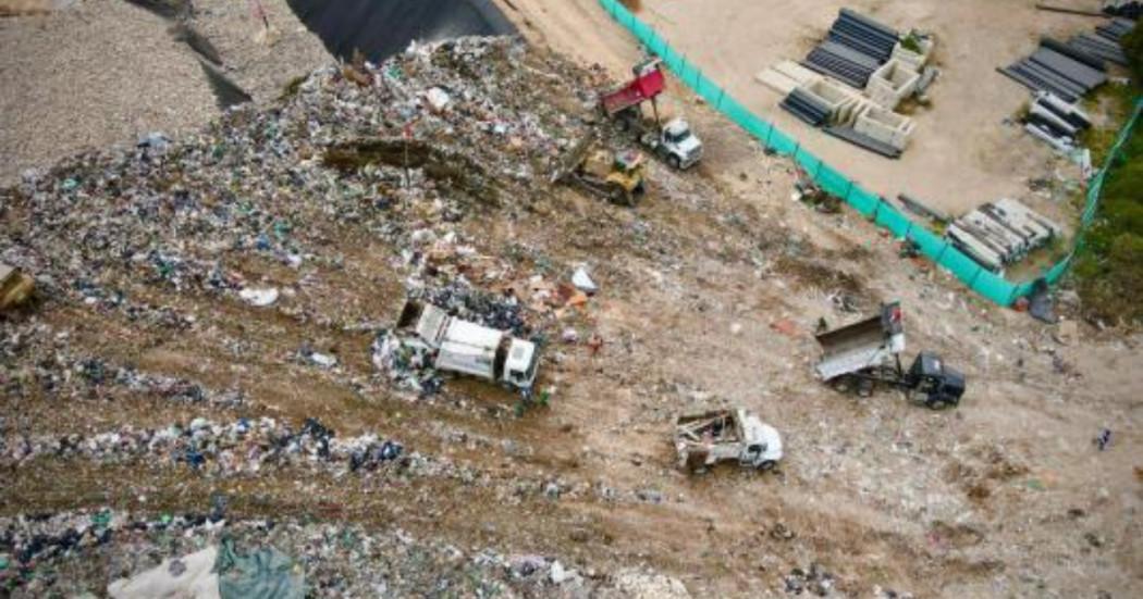 Foto que muestra residuos y carros recolectores