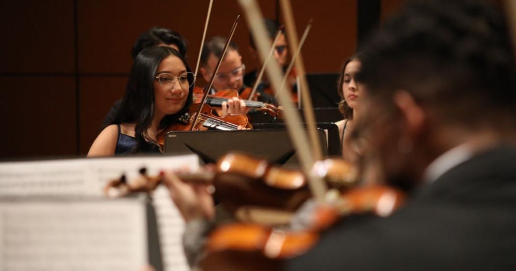 Imagen de mujer tocando violín