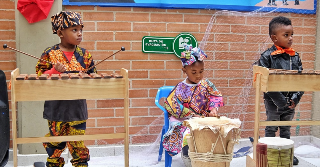 Imagen de niños tocando instrumentos musicales