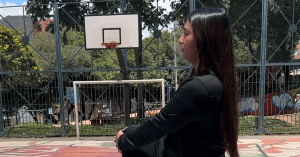 Foto de una mujer haciendo ejercicio en un parque de Bogotá.