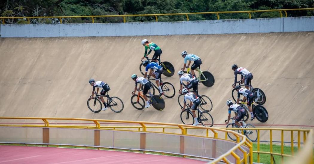 Ciclistas rodando en pista de ciclismo en Bogotá. 