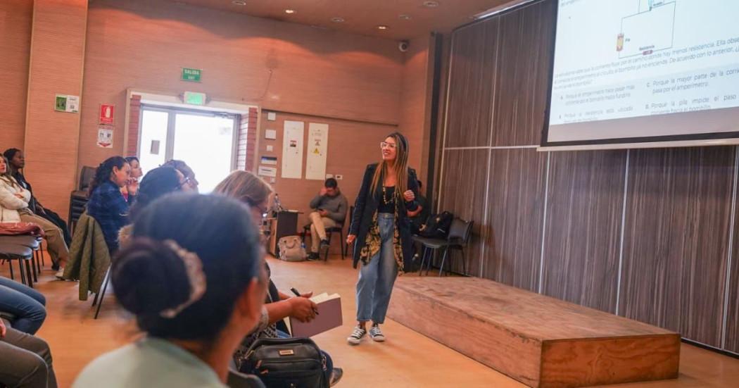 Mujer dando conferencia