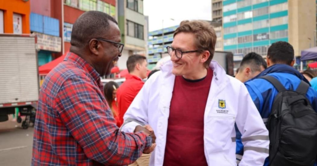 Secretario Gustavo Quintero conversando con un ciudadano en el sector de San Victorino.