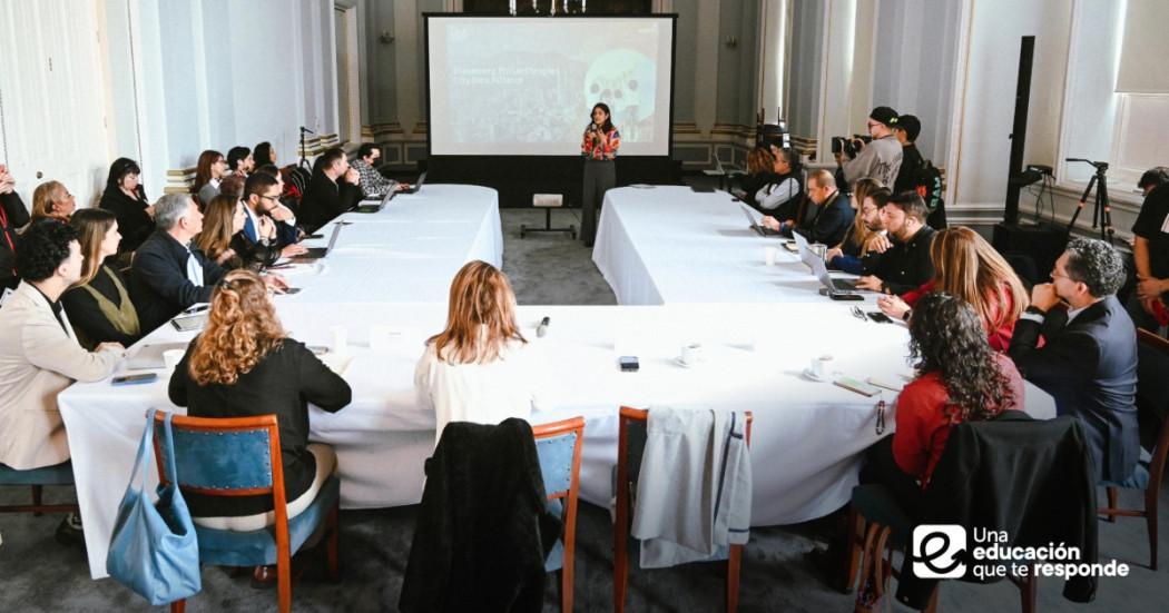 Foto que muestra personas reunidas en un auditorio