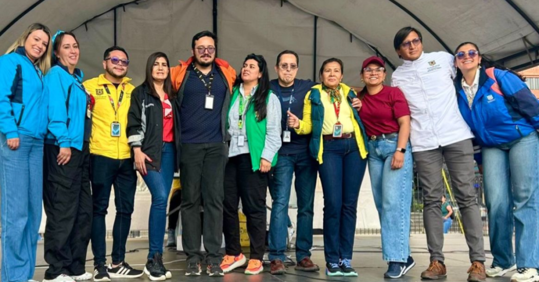 Imagen de funcionarios en una tarima