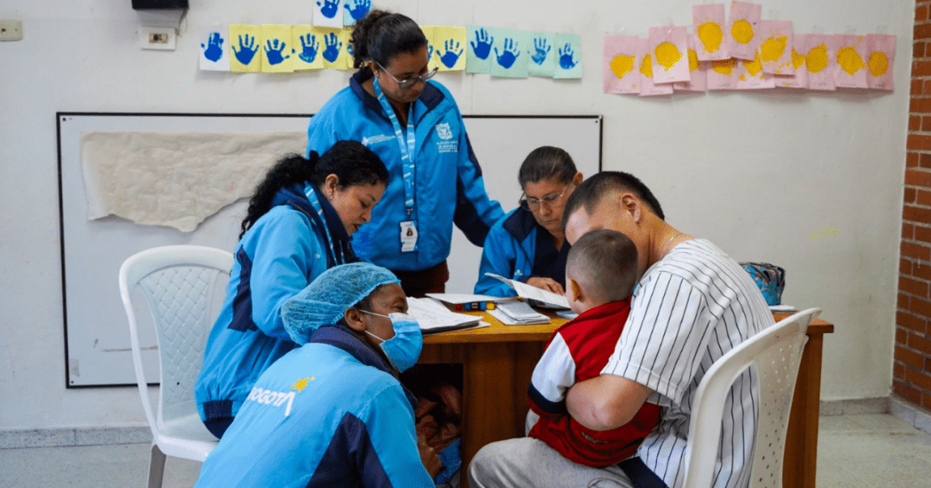 Foto de un grupo de funcionarios con un ciudadano y un niño