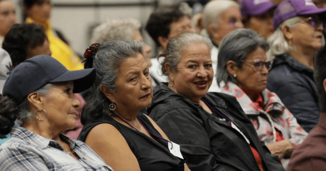 Imagen de mujeres adultas mayores escuchando una conferencia