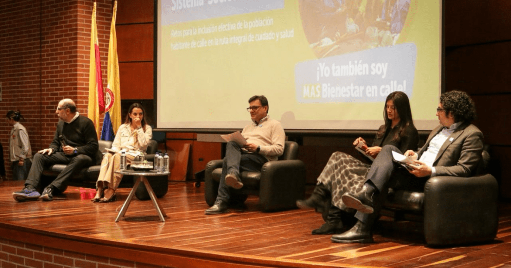 Foto de funcionarios del Distrito en una charla.