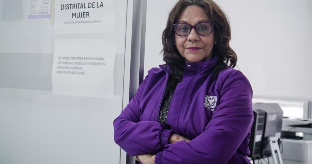 Fotografía de mujer con la chaqueta de la Secretaría de la Mujer