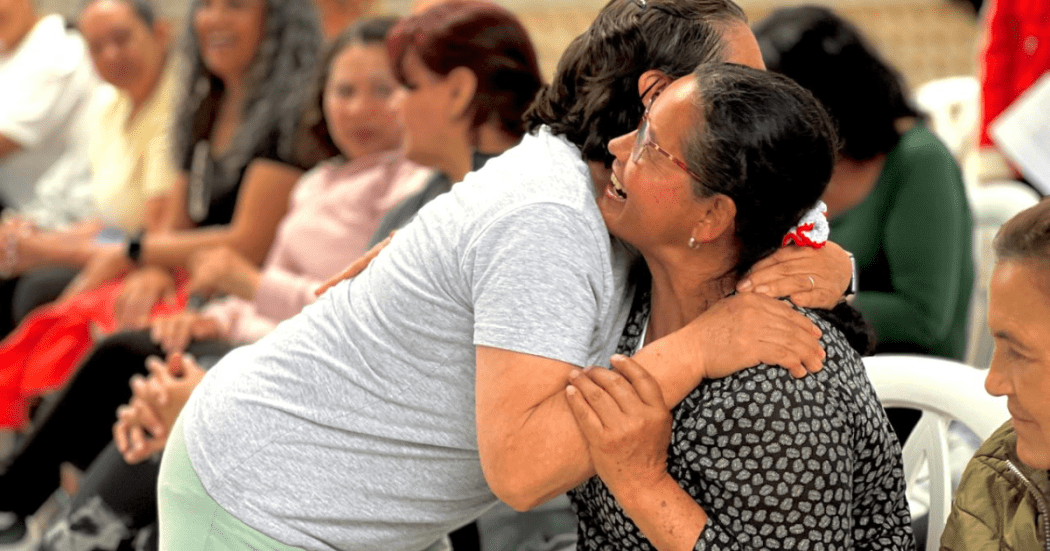 Foto de dos mujeres abrazándose 