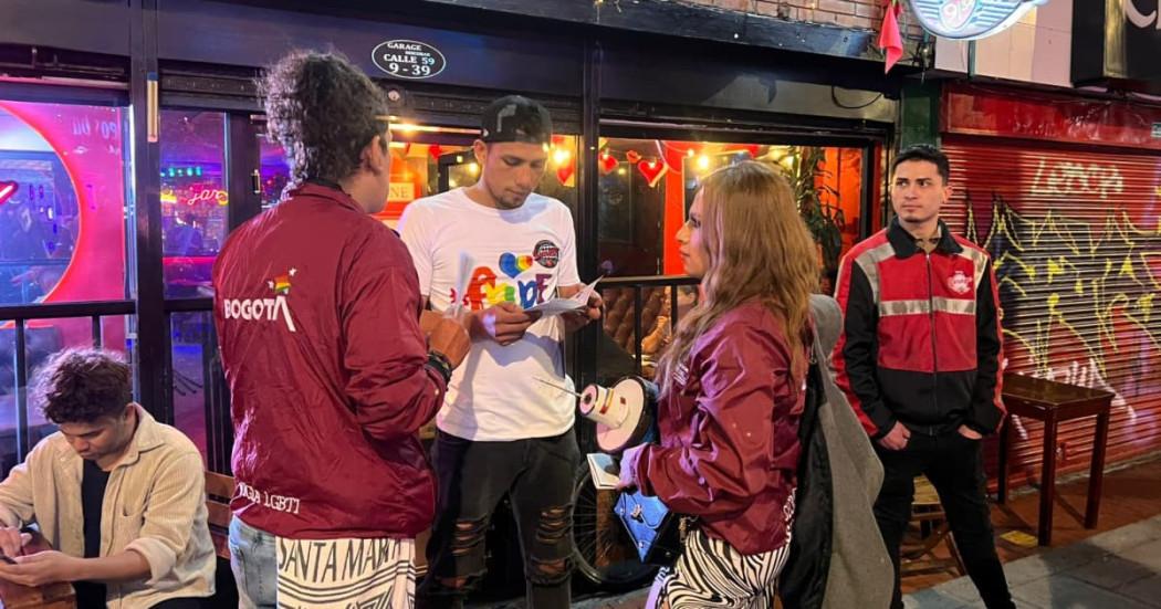 Personas recibiendo información sobre la estrategia Vigía LGBTI