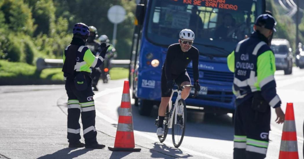 Autoridades en labores de acompañamiento a ciclistas en ruta segura.