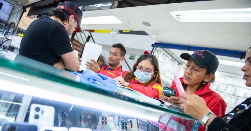 Imagen de funcionarios en un comercio de celulares
