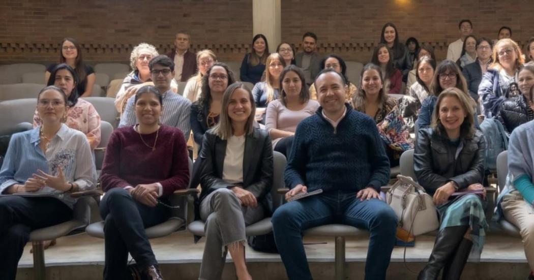 Secretaria de la Mujer en un auditorio acompañada de la comunidad.