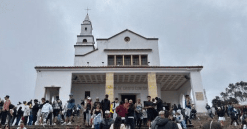 Foto de una iglesia en un cerro de Bogotá