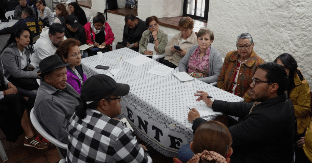 Foto de unos ciudadanos en una charla ambiental