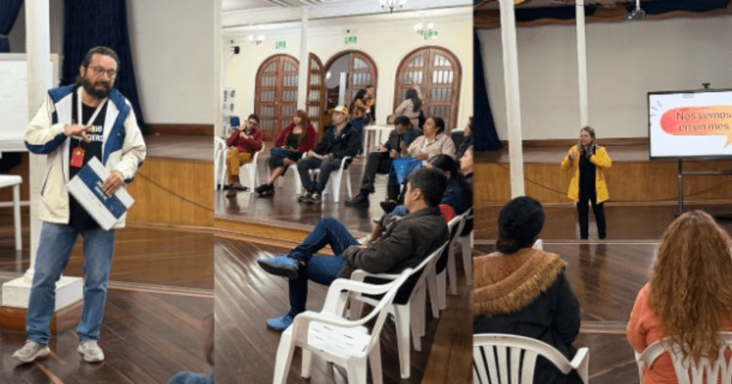 Foto de unos ciudadanos en una charla