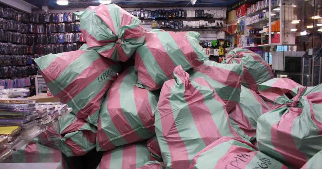 Bolsas de celulares hurtados en Perú que se iban a vender en Bogotá.