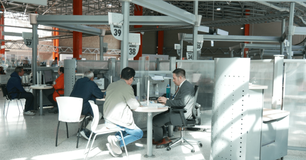 Foto de un funcionario ayudando a un ciudadano