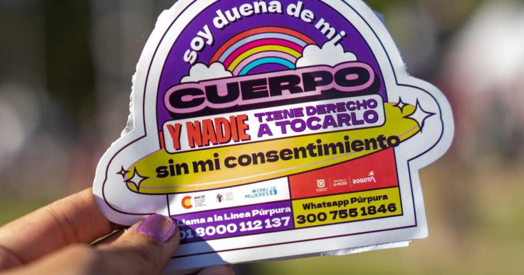 Sticker contra el acoso con información para mujeres sobre líneas de atención al acoso.