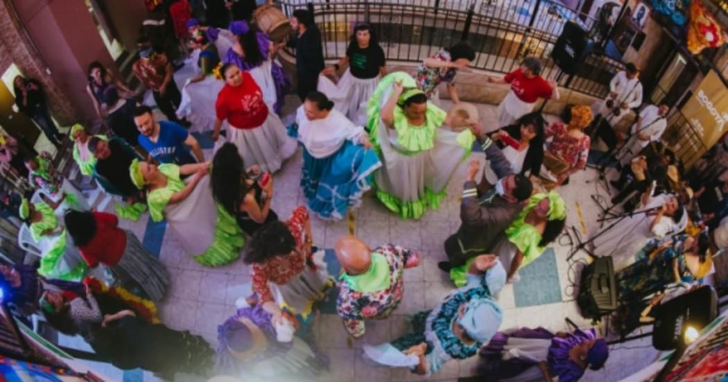 Hombres y mujeres bailando danza tradicional.