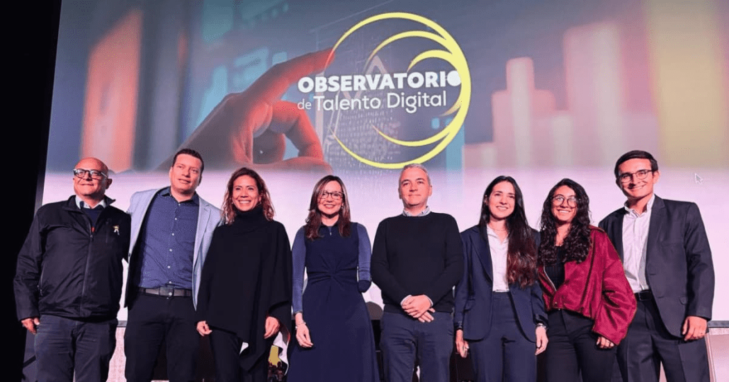 Foto grupal de líderes desarrolladores del observatorio