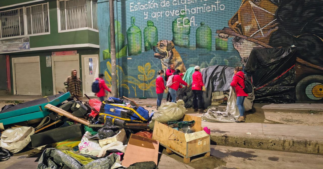 Foto de funcionarios del Distrito en operativo de limpieza