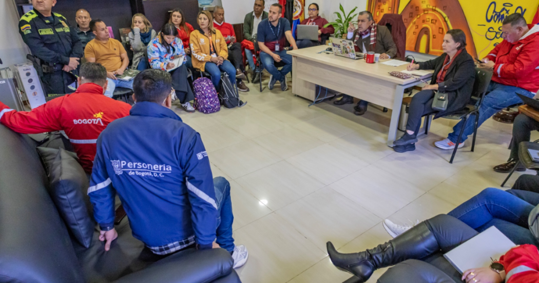 Foto de funcionarios de la Alcaldía Local de San Cristóbal en Consejo Local