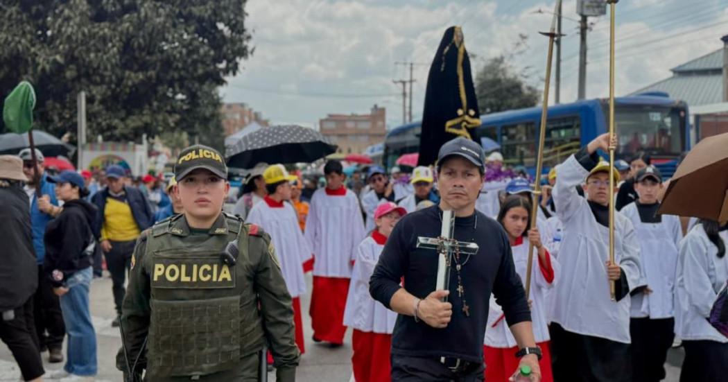 Policía acompañando procesión en Bogotá.